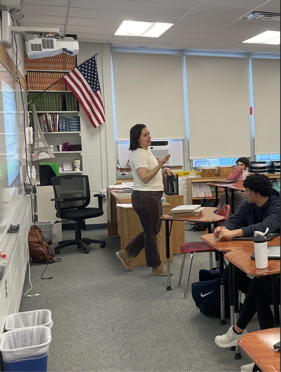 Angie DeLima teaching a Italian 3 class